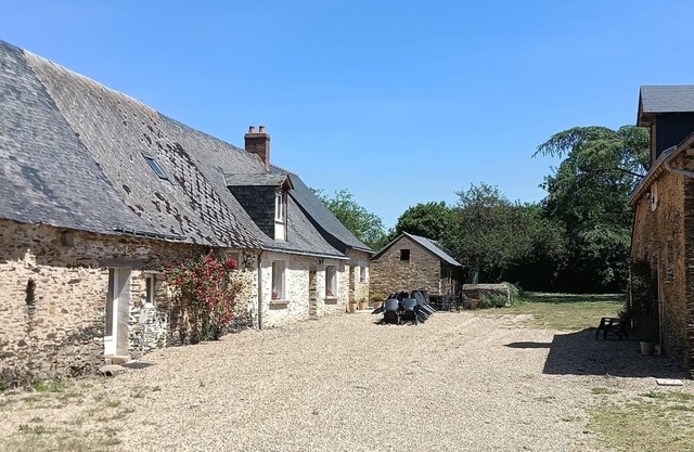 Large farmhouse, north of Angers, 13 bedrooms with swimming pool, 2 minutes from Les Briottières