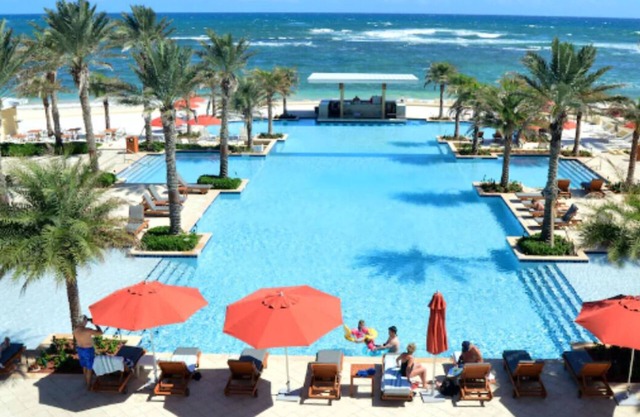 Large Friends/Family Condon - Spacious, Great Amenities - Steps to Beach & Pools