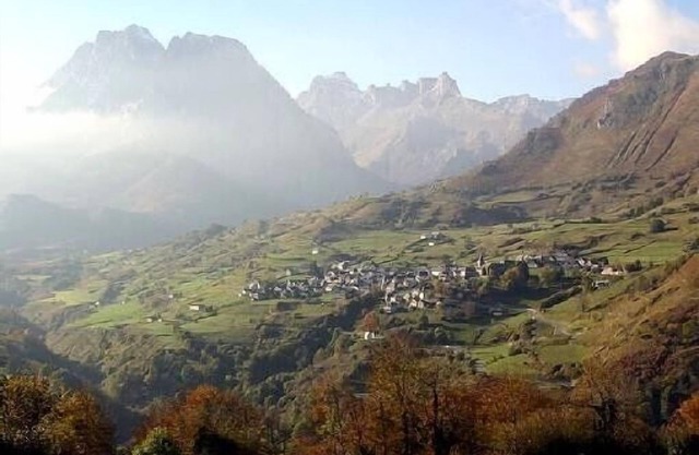 Large gîte in the mountains, in Lescun (Department 64) (Aspe Valley)