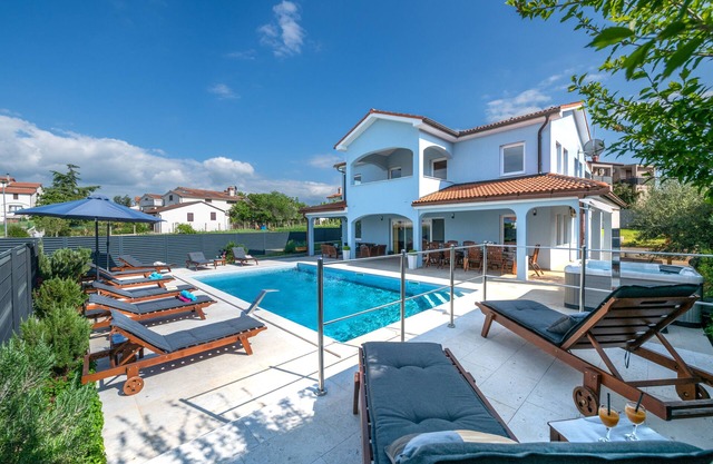 Large heated pool, sauna, jacuzzi, charging station for electric vehicles 22kW