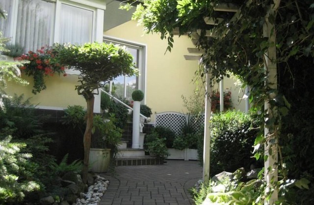 Large holiday apartment with a balcony and a garden