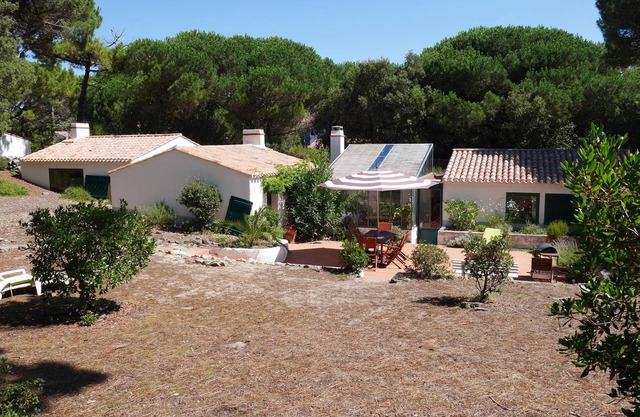 Large holiday home with direct access to the sea