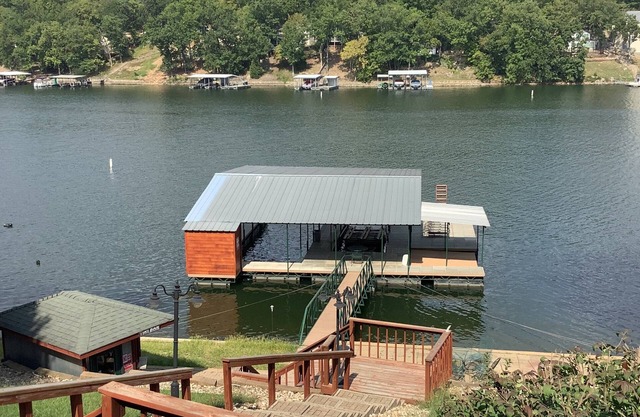 Large Home On Mile Marker 8 In A Beautiful Cove On The Lake Of The Ozark