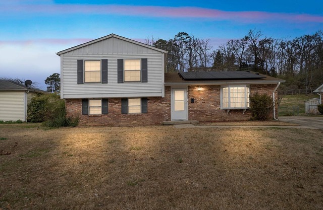 Large Home Sleeps 11 Adults. Great for Contractors