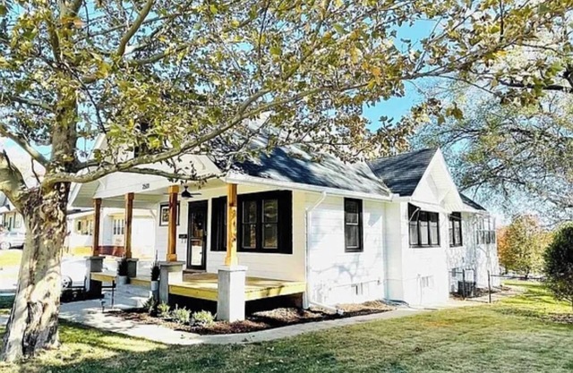 Large home w/backyard & Hot tub near downtown, zoo
