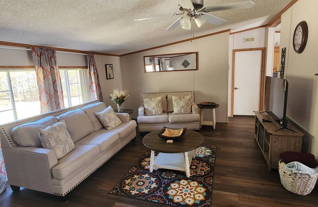 Large Home with Ample Space for Family and Groups