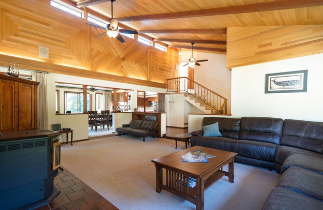 Large Home with Luxury Hot Tub and Custom Vaulted Ceilings