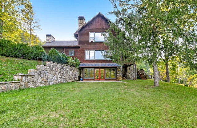 Large home with river access, fireplace & covered porch - nearby fishing
