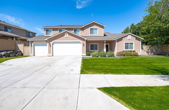 Large Home, Yard & 3 Car Garage 4/3 - #1207