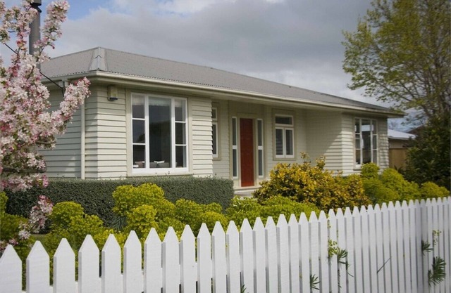 Large house w/Central Location, 5 minutes walk to several Vineyards.