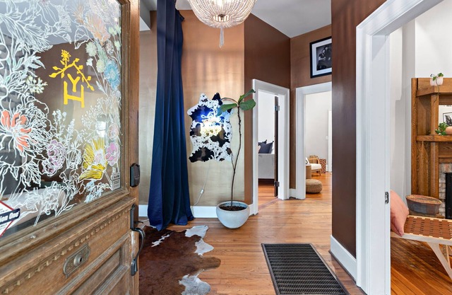 Large House - Walkable Area - 1.5 Miles to Broadway!