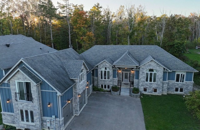 Large Innisfil Lakeview Cottage with a Sauna and steps to Lake Simcoe