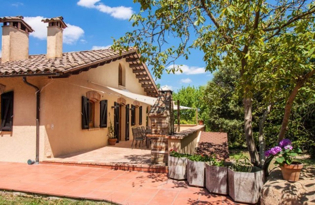 Large isolated farmhouse 10 minutes from Besalú