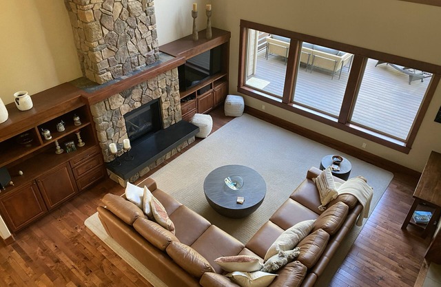 Large luxury home in desirable NW Bend, 30 minutes to world class skiing/snow