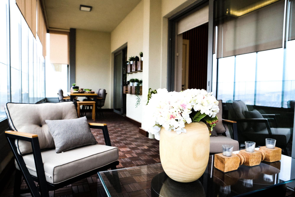 Large Luxury Home with Media Room and Game Room - 10 mins to Campus & Stadium