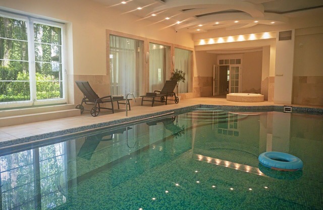 Large luxury villa with indoor pool 25 mins to central Warsaw