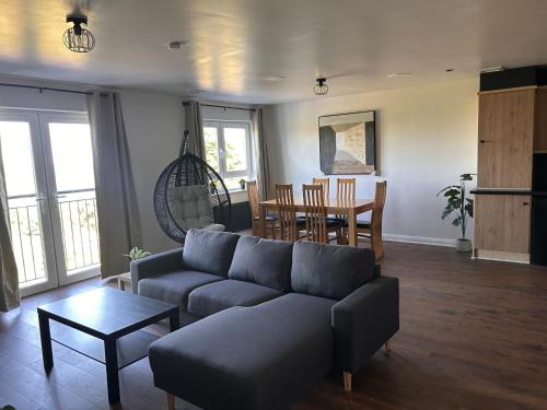 Large Modern Apt 4 Star Free Parking and WIFI Note Stairs