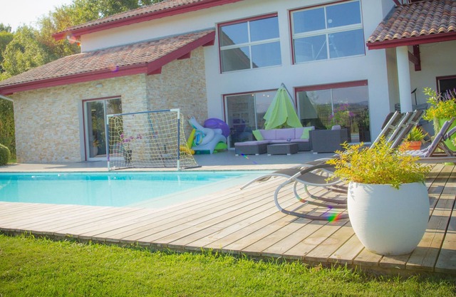 Large Modern Villa near Biarritz - 12 people - Seasonal rental.