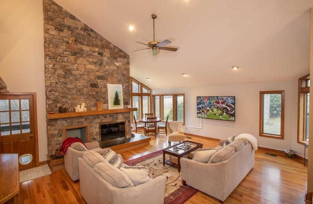 Large Mountain Retreat Near Downtown