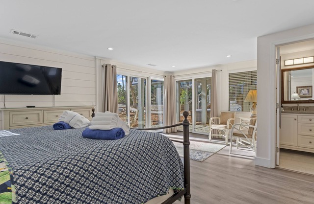 LARGE Oceanfront Pool ~ Classically Updated Historic Beach Home ~ 2 E. Beach Lagoon