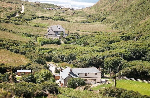 Large, open-plan family house by the beach. Sleeps 13.