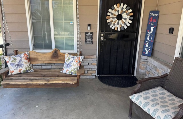 Large Parking/Country/Peaceful/3bedroom/2bathroom House Hanford with WiFi, AC.