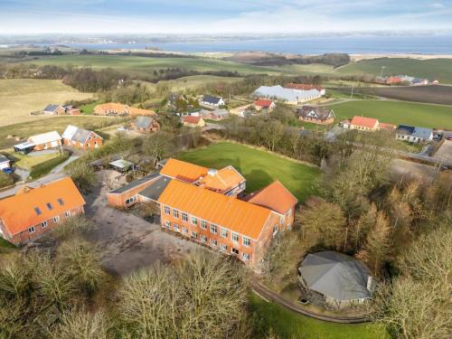 Large Pool House With 15 Bedrooms And Lots Of Activity Options