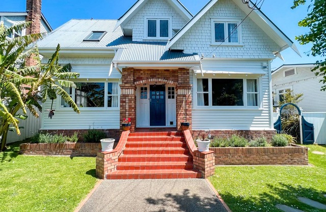Large Premier Character Home With Pool - 28 day minimum stay