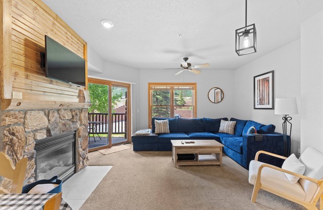 Large Private Balcony & Shared Hot Tubs w/Mountain Views & Outdoor Seating!