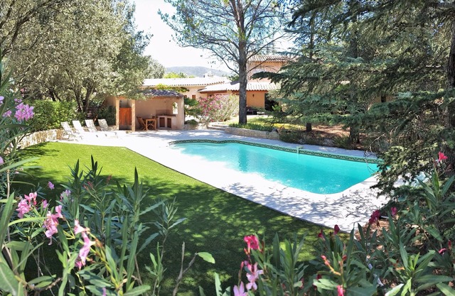 Large Provencal villa with swimming pool, in the Parc du Luberon, Provence