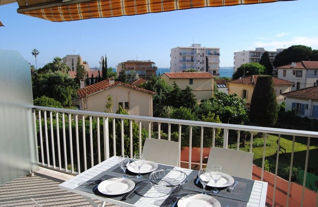 Large quiet studio with large terrace near the beach and shops