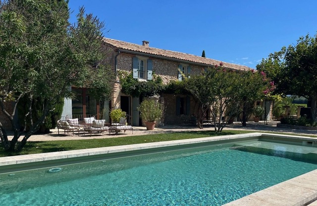 Large renovated farmhouse w/ pool, in the Luberon