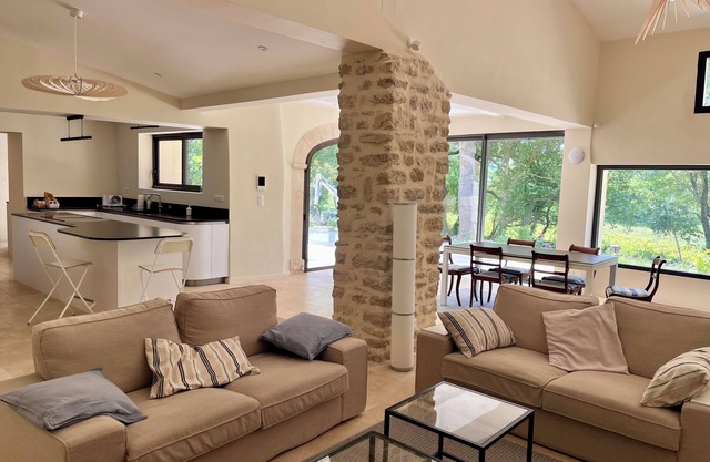 Large renovated typical "mas" in the heart of the vineyards: Luberon-Ventoux