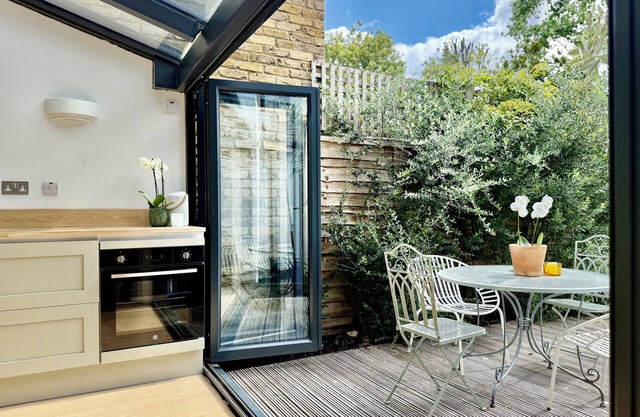 Large Richmond Garden Apartment 4 Bd/3 Bth w Parking (child/pet friendly!)