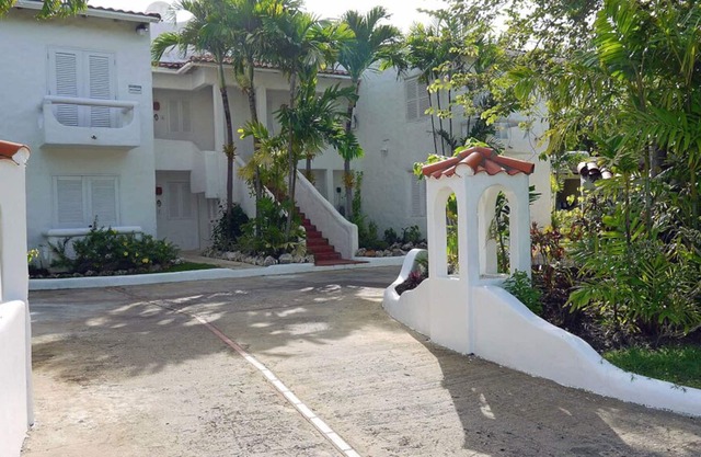 Large, Secure and Comfortable 2 Bedroom Apartment with Pool at Mullins Bay