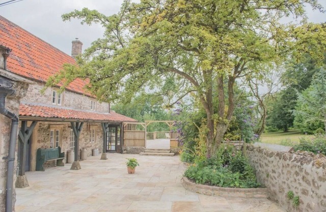 Large Somerset Farmhouse with hot tub, close to Bath and local attractions.