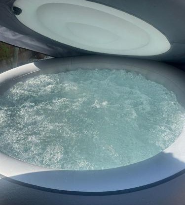 Large spacious and spotless house with hot tub and snooker and table tennis NEC,JLR,Airport Sleeps 8