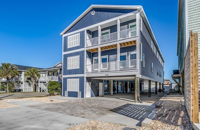 Large standalone w/21bds/21.5bths media/game rm, pvt pool/spa 200ft to beach