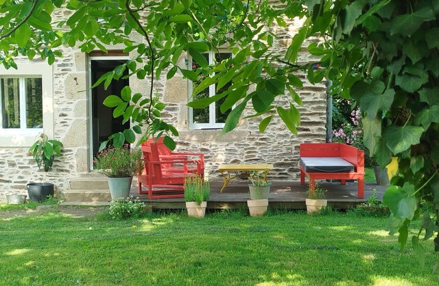 Large, tastefully renovated country house with shady garden