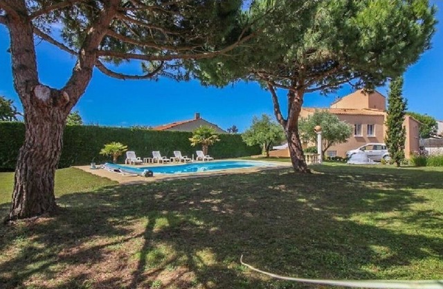Large villa 3*** 15 p private pool 300m beach
