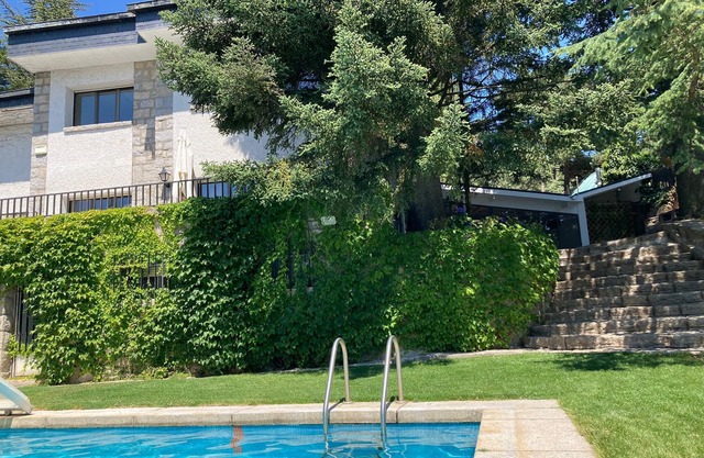 Large villa with pool in Navacerrada