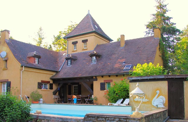 Large villa with pool and large garden