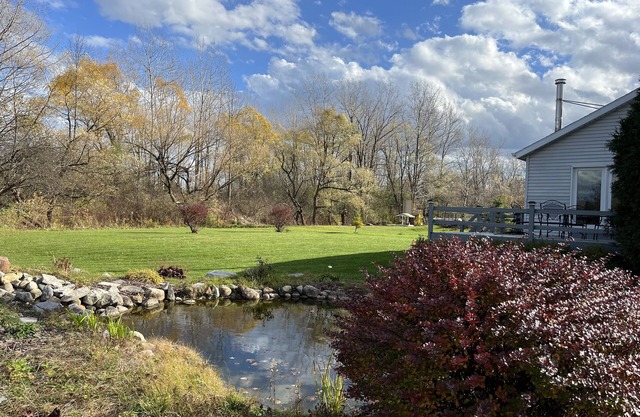 Large yard, deck, fireplace, 4 minutes to town
