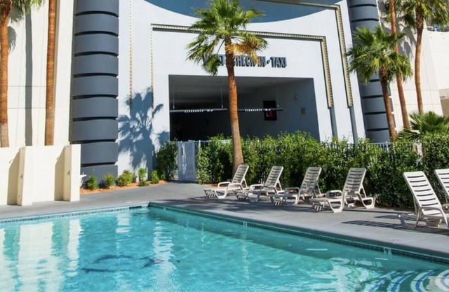 Las Vegas Escape! 4 City View Units, FREE Parking, Pool, Casino
