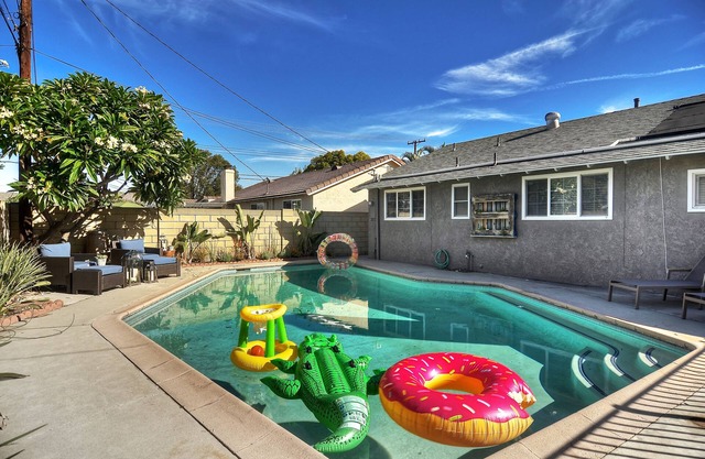 LAST MINUTE SPECIAL! Amenities! Pool & Game Room! Close walk to Disney!