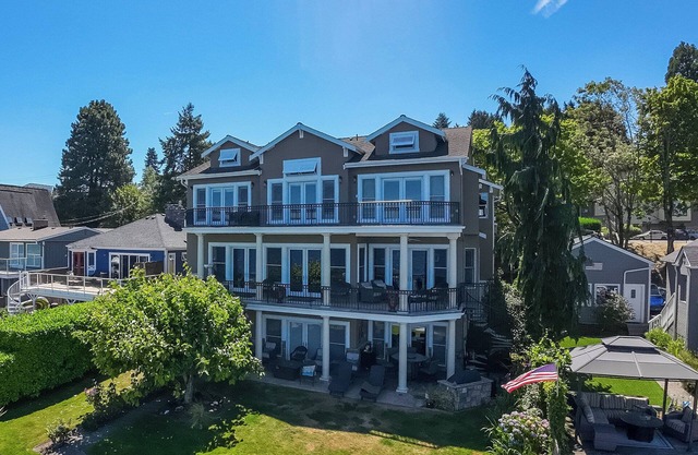 Last minute Waterfront Escape-Oct 21-Nov 24 2025nCELEBRATE SEATTLE'S FALL ENERGY