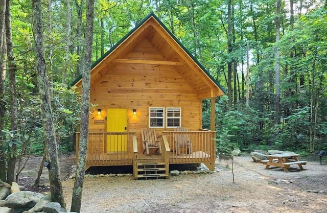 Laurel Haven: Modern Cabin Retreat near Gatlinburg