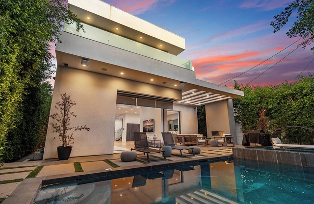 Laurel K Villa: Stylish 4-Bdr Escape w Pool & Spa