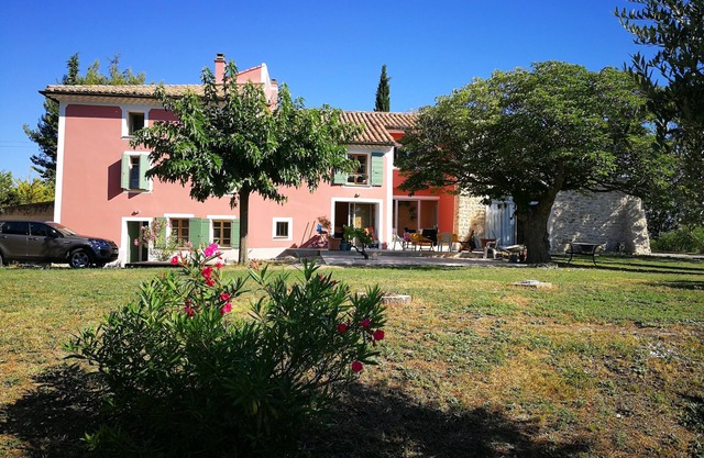 Lavandes - Gite/studio overlooking the garden, pool and valley