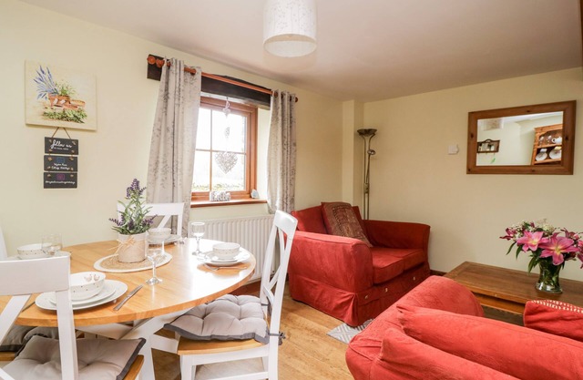 LAVENDER COTTAGE, pet friendly, with a garden in Penruddock